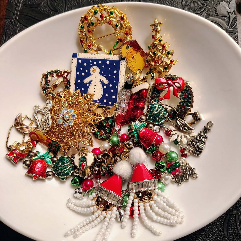CHRISTMAS ALL YEAR LONG! BEAUTIFUL HOLIDAY JEWELRY LOT
